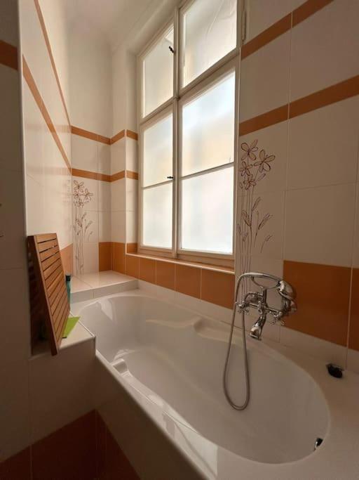 Cozygem Apt 2 Mins Walk Charles Bridge Apartamento